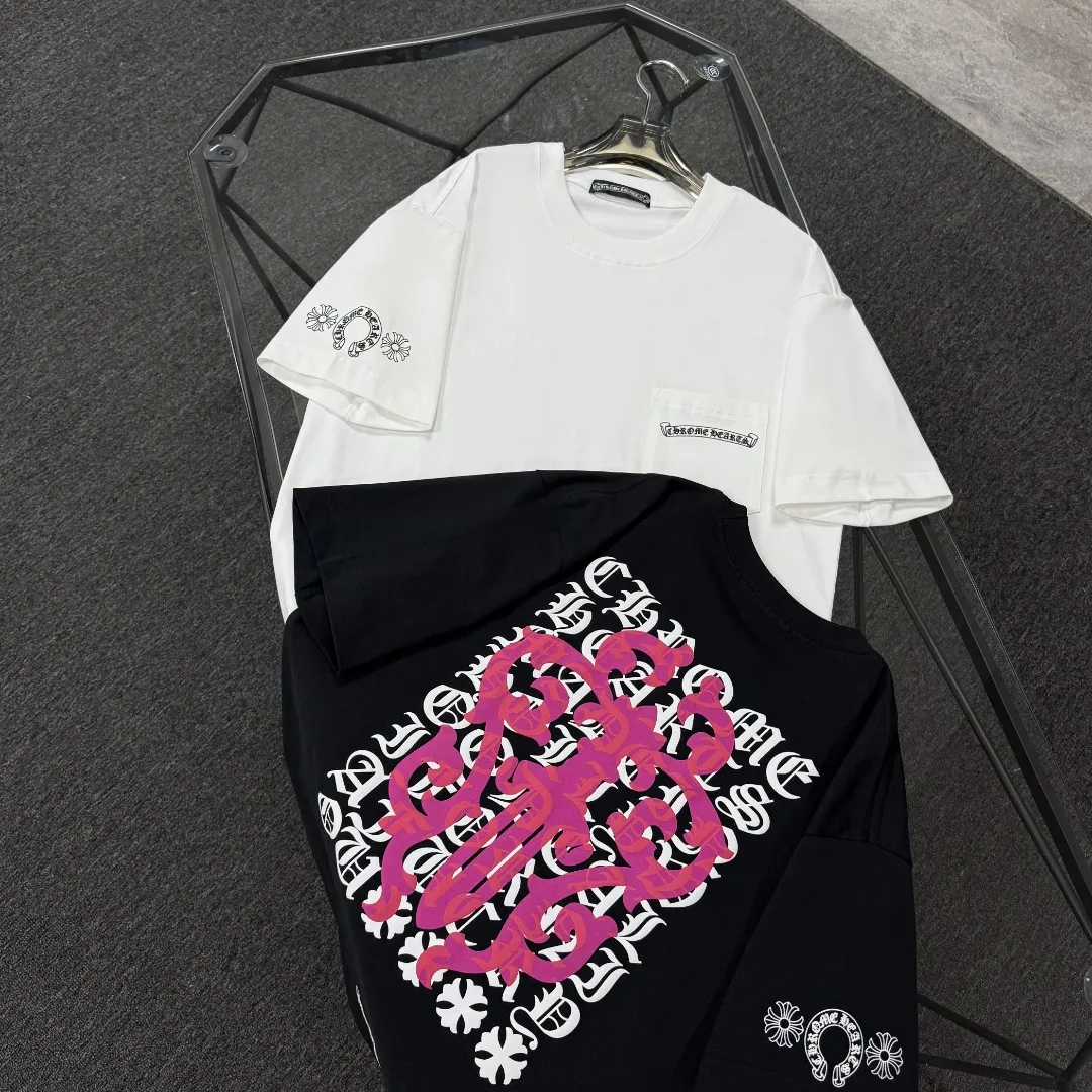 P170 Chrome Hearts 25 high-end versions. The fabric is made of 300 grams of high-density pure cotton. It does not deform or shrink. It has three labels. It is the same style for men and women. Technology: suede foaming + digital printing. Color: white, black. SIZE: S-XL.